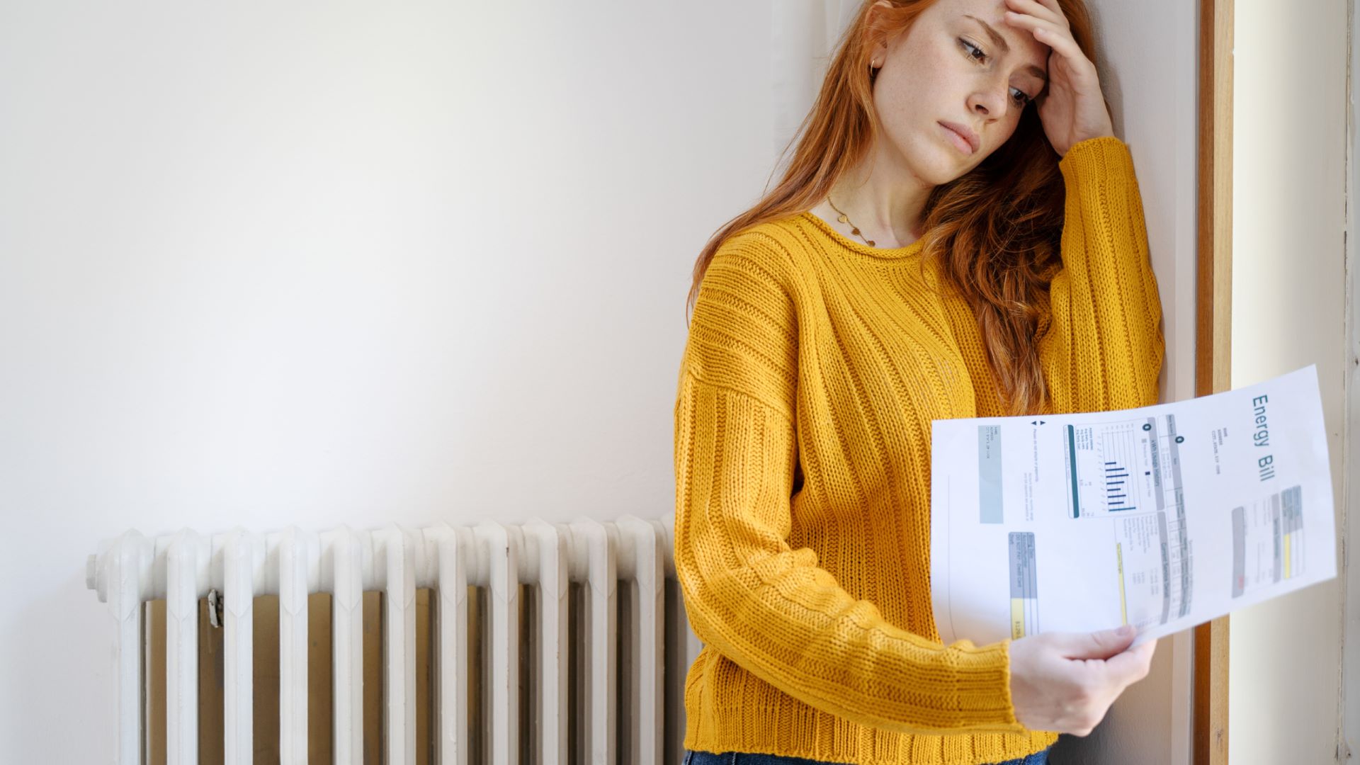 Jeune femme inquiète par rapport à ses factures de chauffage